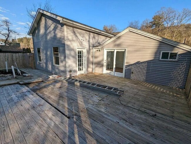 Building Photo - Spacious Home for Rent in Shavertown, PA