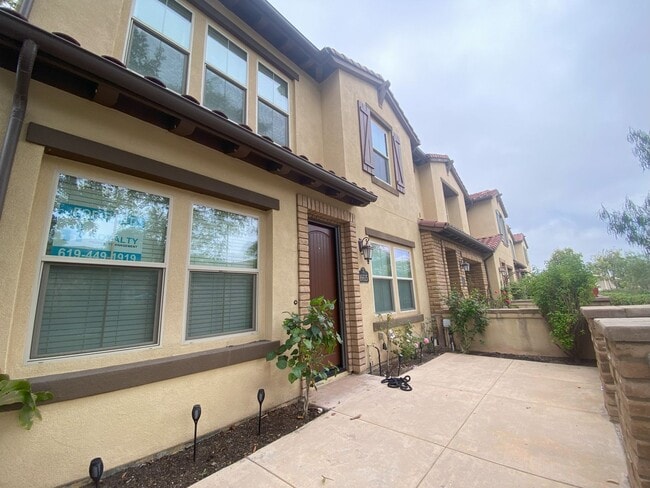 Building Photo - Move-in Ready Townhome in Parklike Community