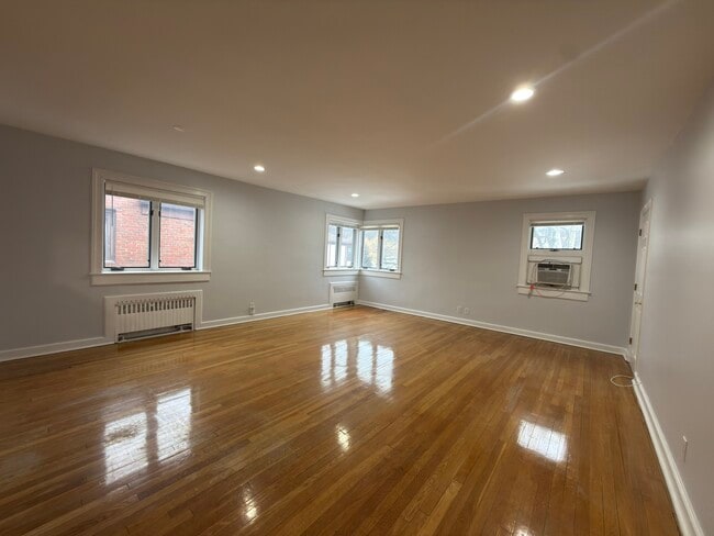 Spacious living room - 530 Broad Ave