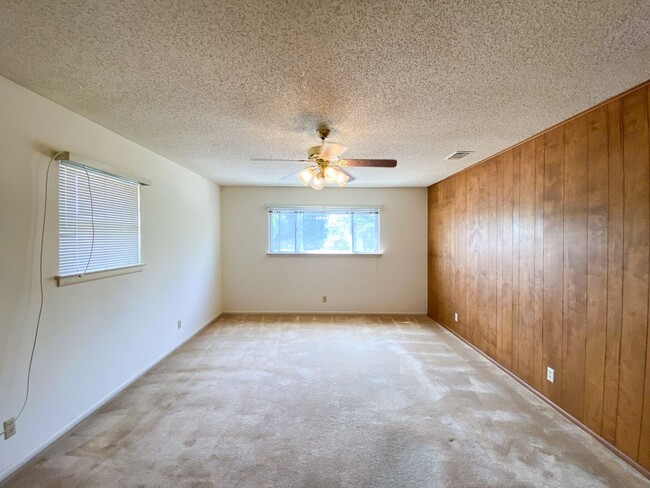 Building Photo - Perfect single apartment 2 bedroom 1 bath