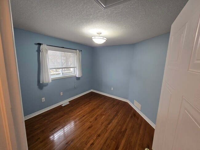 Building Photo - 863 Bushby Ct