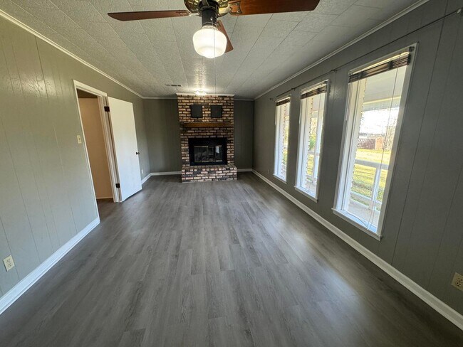 Foto del edificio - 703 Whitney Dr