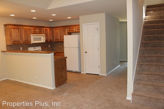 Building Photo - 918-918 Pebble Brook