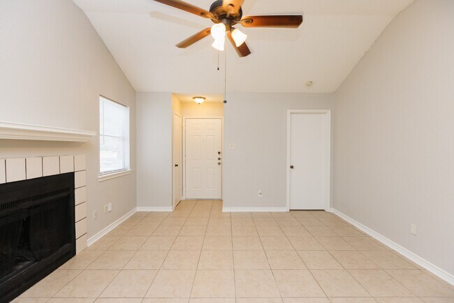 Foto del edificio - 1207-1207 Hyridge St