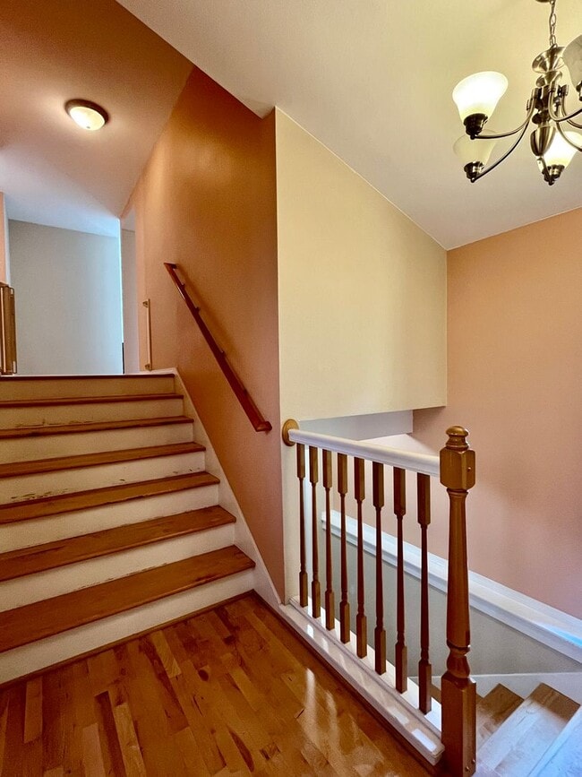 Building Photo - Stunning Home for Rent in Kirkland – Spaci...