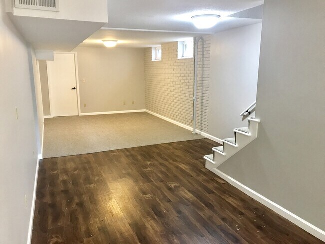 Foto del edificio - Robbinsdale's 3-Bedroom Home with Walk-Out Deck!
