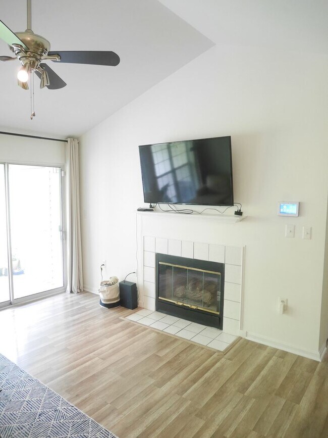 Foto del edificio - 2 Bedroom Condominium in Sought After Comm...