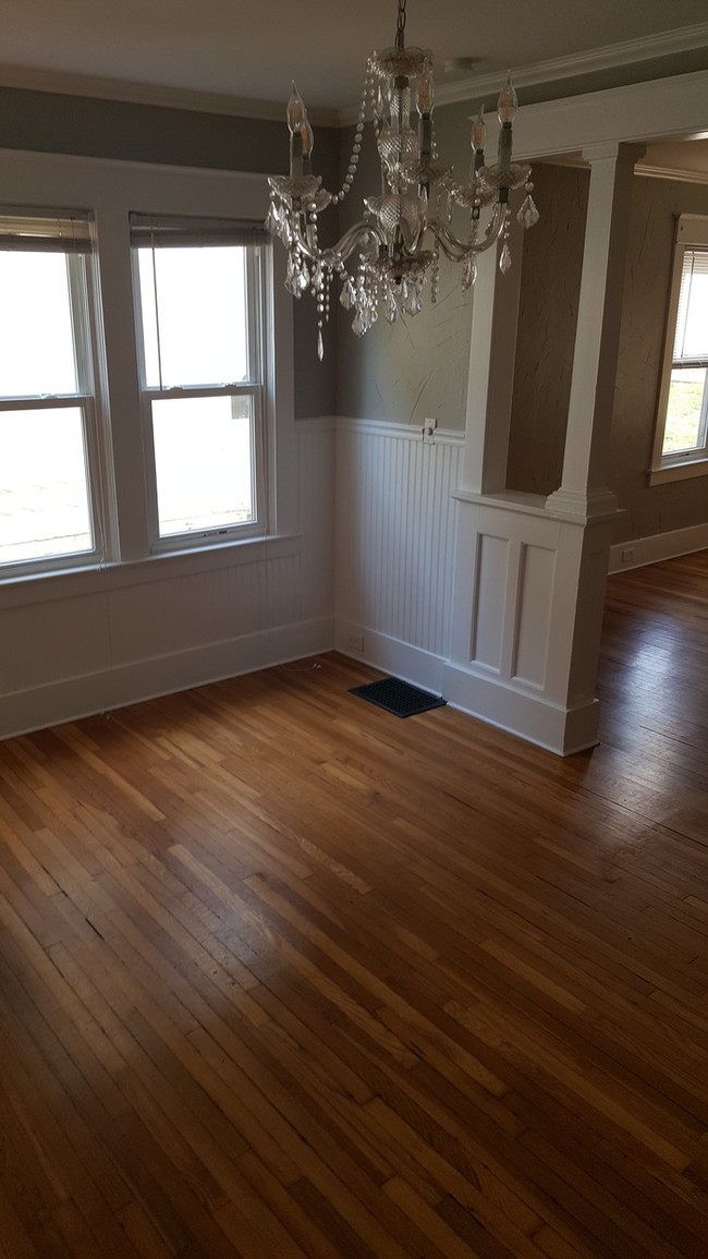Building Photo - Huge 3 bedroom 1 bath duplex for rent.