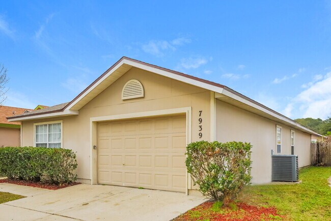 Foto del edificio - 7939 Cherry Blossom Dr S