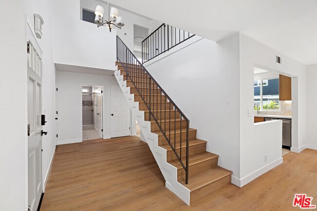 Foto del edificio - 12024 Alberta Dr