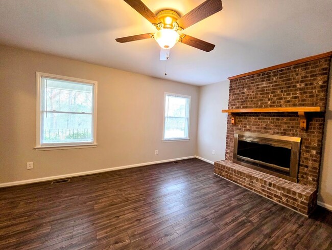 Building Photo - 3 Bedroom Brick Home Easley, SC