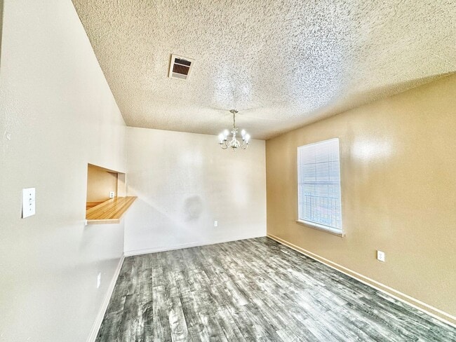 Foto del edificio - Three Bedroom Apartment with Spacious Dining and Living Area
