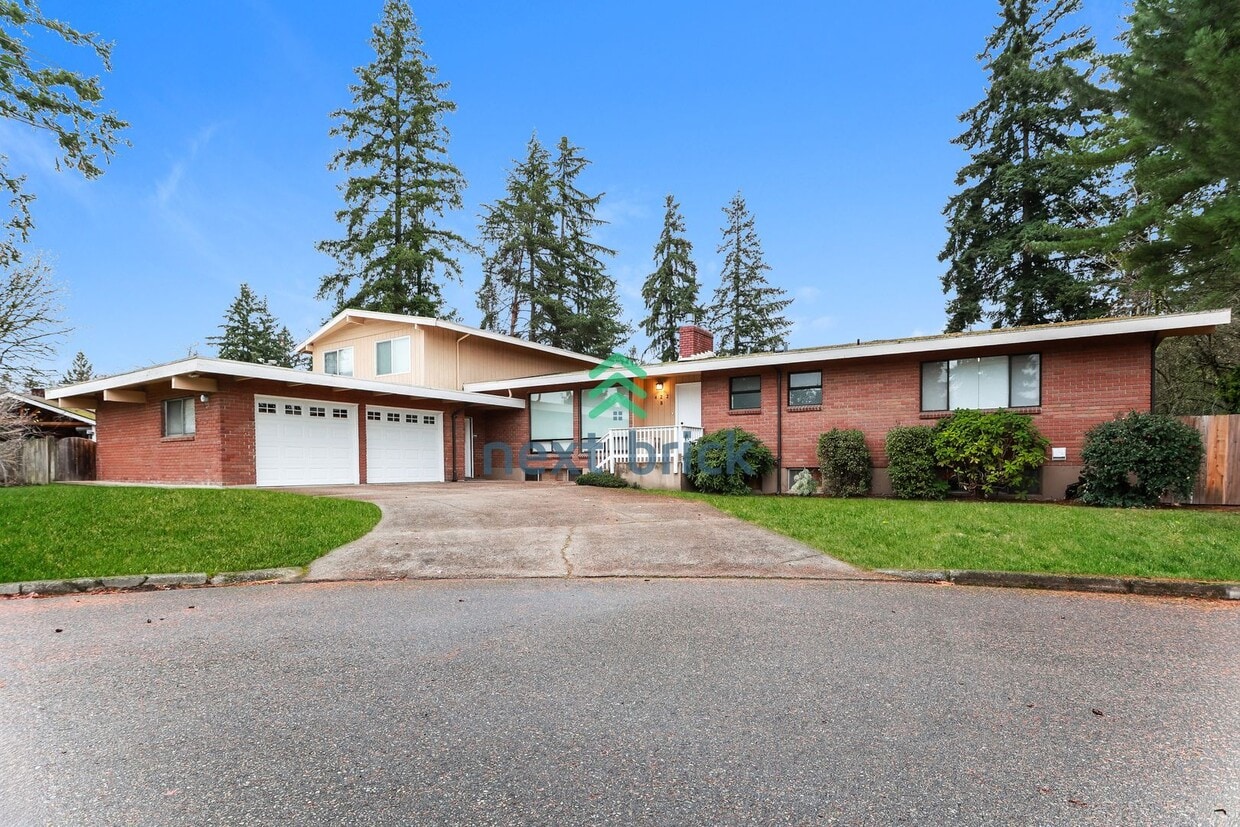 Primary Photo - Stunning cul-de-sac residence near Odle Middle School and Bellevue Aquatic Center!