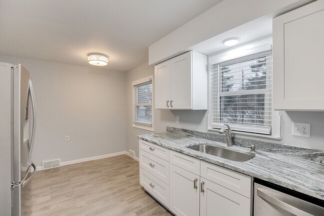 Foto del edificio - Stunningly Renovated 5-Bed Arden Hills Home.