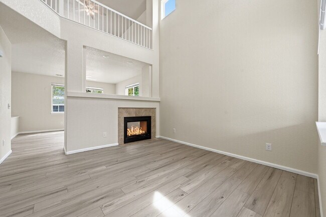 Foto del edificio - $2,845.95 - 3 Bed, 2 Bath Home in Thornton with Central AC and In Unit Laundry!