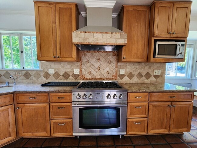 Building Photo - **COMING SOON**!! Gorgeous 3 beds | 4 bath...