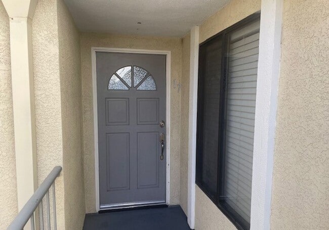Foto del edificio - Updated 2nd Floor Corner Unit -3425 E. 15t...