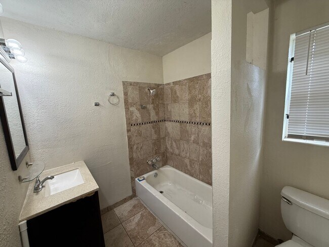 Building Photo - Beautiful 3 Bed 1 Bath Home in Jacksonvill...