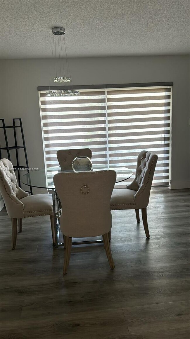 Foto del edificio - 370 E Laurel Dr