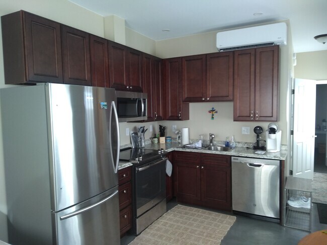 Foto del edificio - 372 Old County Rd