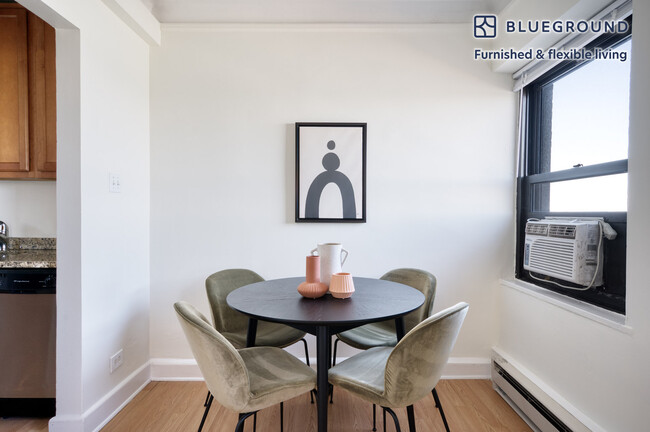 Foto del edificio - 1400 N Lake Shore Dr
