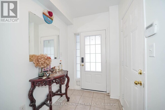 Building Photo - 401 Rossland Rd E