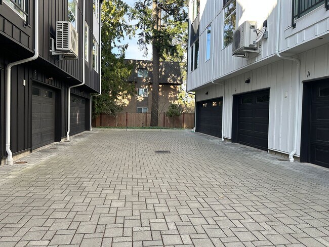 Foto del edificio - Bitter Lake 3 Bed/3.5 Townhouse with Everything