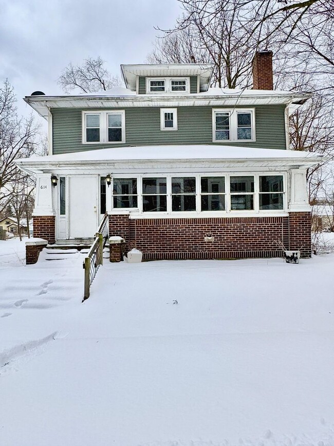 Building Photo - 614 E Broadway St