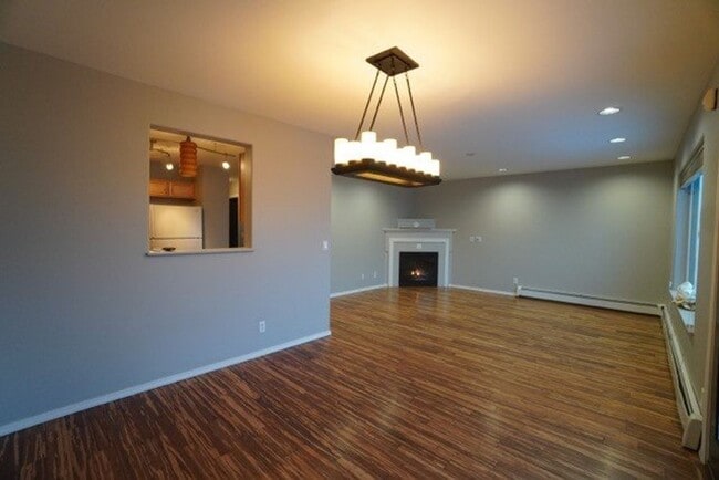Building Photo - 3 Bedroom Eagle River Townhouse!