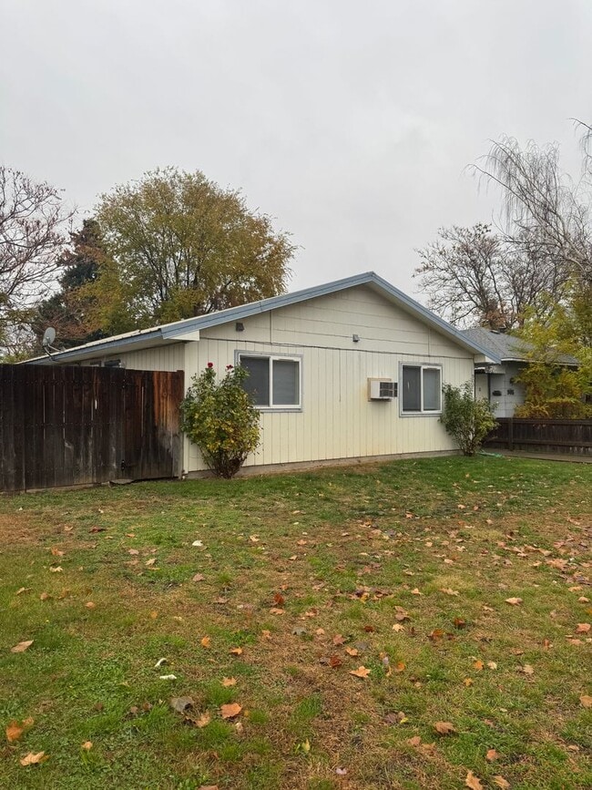 Building Photo - 903 S 12th Ave