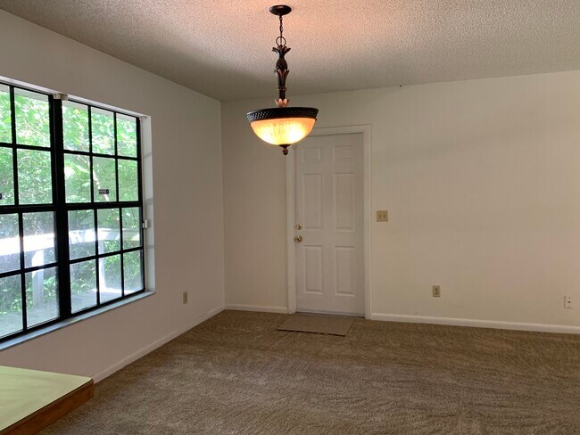 Building Photo - 3/2 DeLand close to shopping, $1400/month