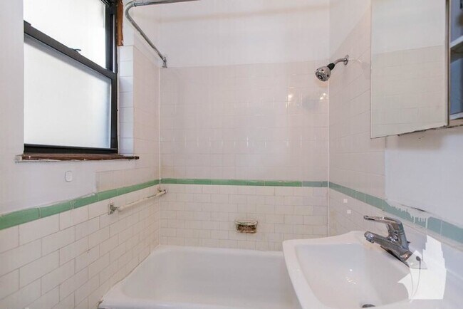Building Photo - 505 W Belmont Ave
