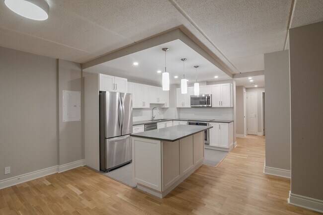 Building Photo - 4800 Maisonneuve Blvd W