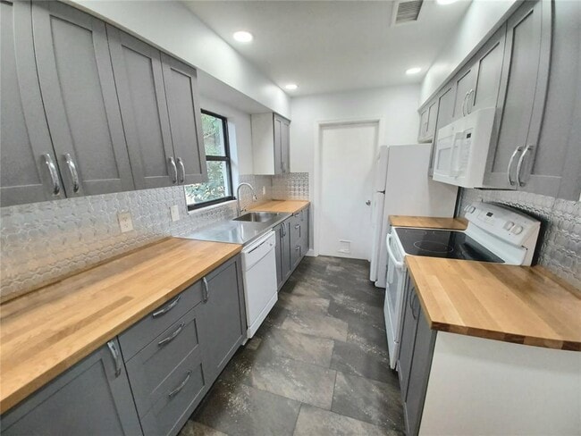 Building Photo - 3727 Groome Dr