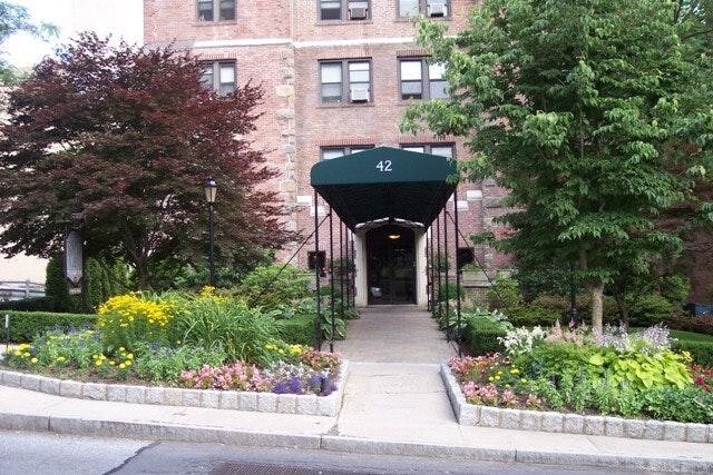 Foto principal - 42 Barker Ave