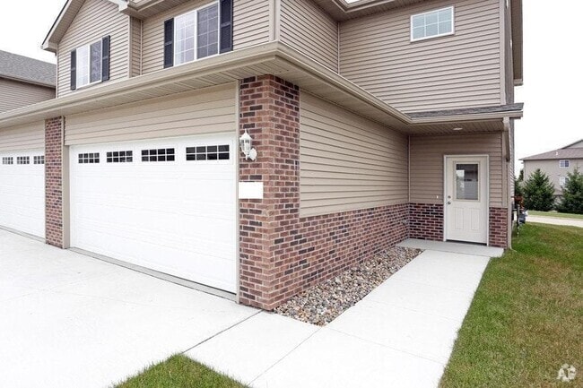 Building Photo - 904 SE 10th Ln