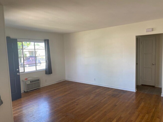 Building Photo - 5700 Lasaine Ave
