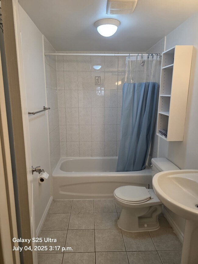 Photo du bâtiment - 2 bedroom basement apartment Don Mills & S...