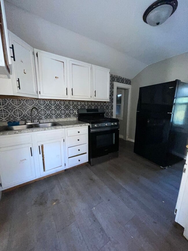 Building Photo - Private 2 bedroom with oversized yard comi...