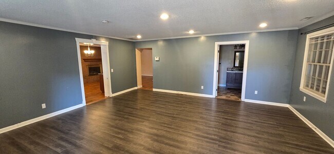 Building Photo - Classic Brick Ranch in Pfafftown