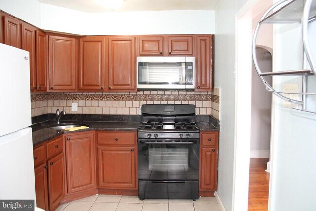Foto del edificio - 4983 Whitaker Ave