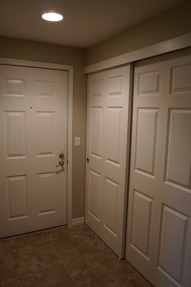 Entrada con espacio de almacenamiento - 1760 W Sunn Fjord Ln