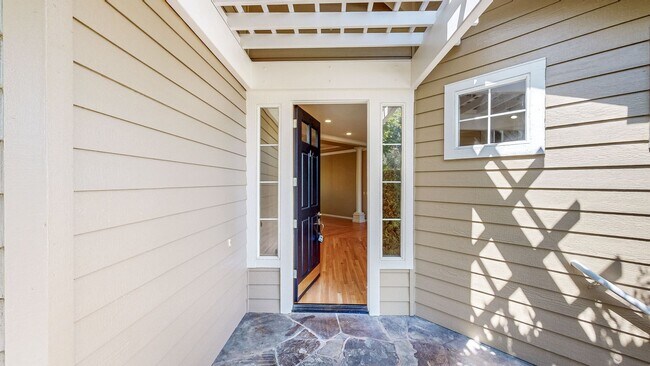 Building Photo - Gorgeous Home with private yards, large de...