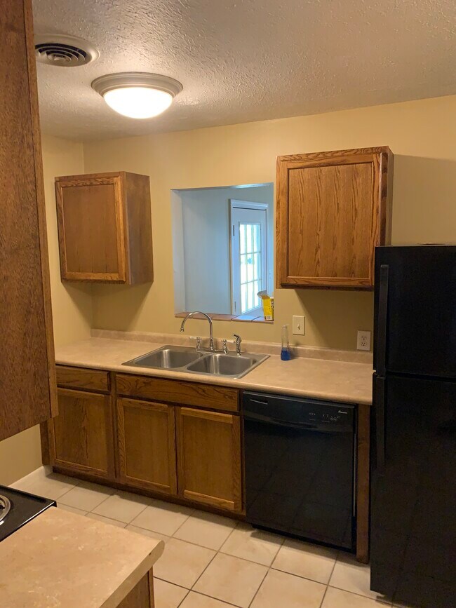 Building Photo - 727 Crest Dr