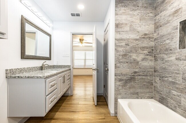 Foto del edificio - Luxurious Like-New Townhome Located In Nor...