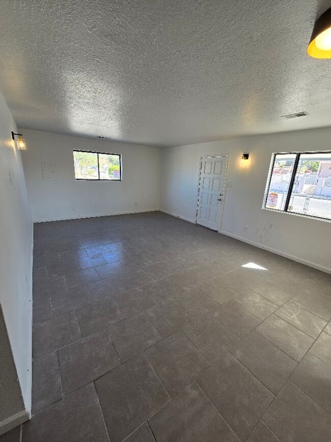 Foto del edificio - 3 bedroom 2 bath HOUSE for Rent near Downtown