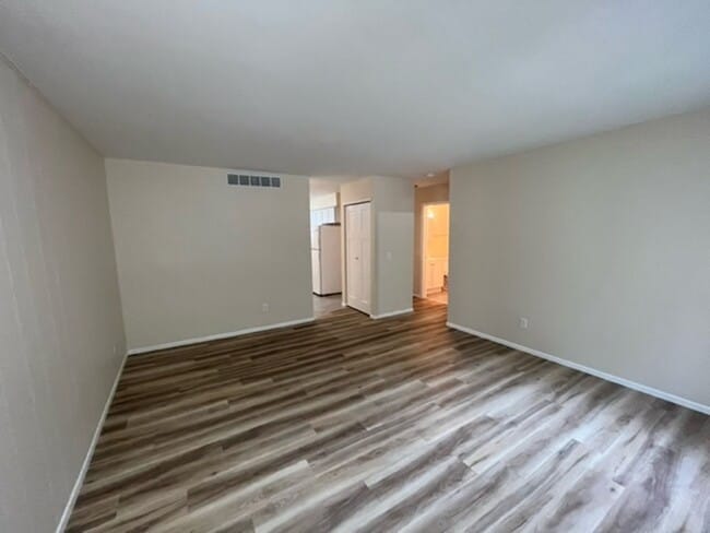 Building Photo - &#39;093