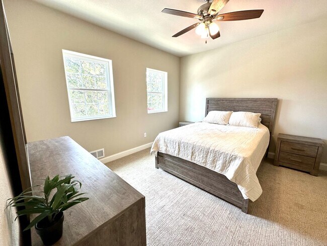 Foto del edificio - West House at Foxtown + Foxtown Townhomes