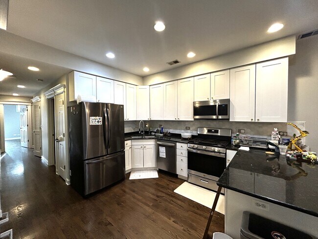 Foto del edificio - 2457 N Halsted St