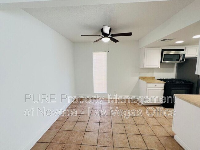 Building Photo - 1405 E Vegas Valley Dr